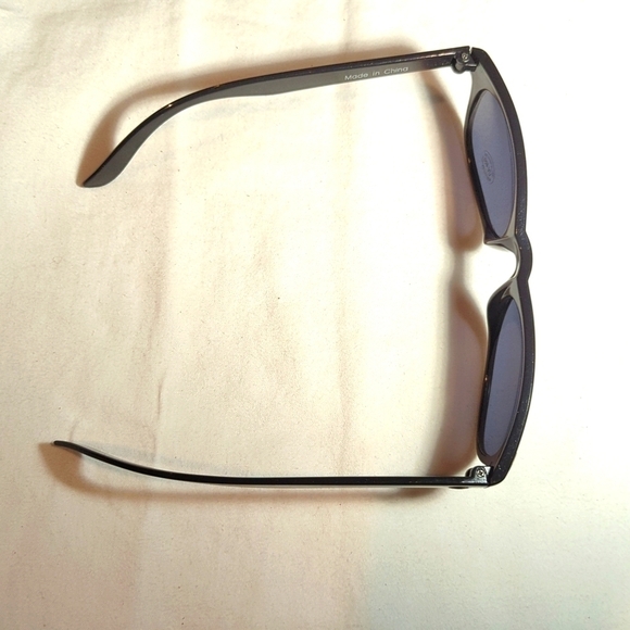 10 Plastic Sunglasses Wayfarer Party Favors Black - Picture 5 of 6